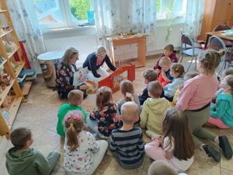 Wizyta przedszkolaków w Gminnej Bibliotece w Czarnej Dąbrówce