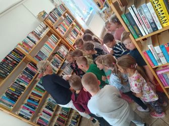 Wizyta przedszkolaków w Gminnej Bibliotece w Czarnej Dąbrówce